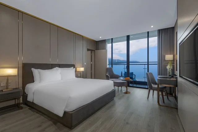 3 Bedrooms, Residence, Twin Beds, 2 King Beds, Ocean Front، Le Sands Oceanfront Da Nang Hotel 3/10