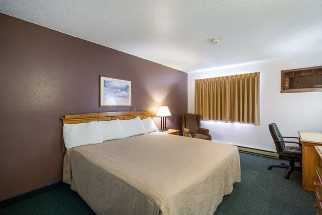 غرفة بسرير كوين، Rodeway Inn Gateway to Medora T-Roosevelt & Makoshika State Park 2/4