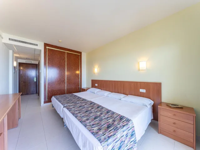غرفة رباعية بسريرين مزدوجين بإطلالة على البحر، Hotel Medsur Natura Park 1/7