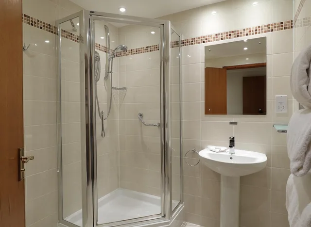3 Bedrooms, Traditional, Apartment, 1 Double and 4 Single Beds, Macdonald Forest Hills Hotel & Spa 3/4
