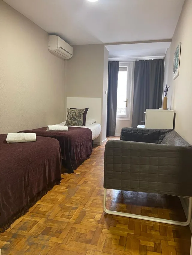 غرفة بسريرين منفصلين بحمام مشترك، Somnio Hostels 1/1
