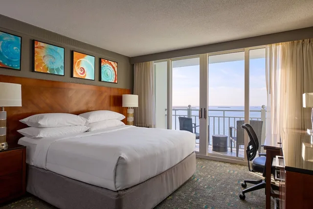 Guest Room, King Bed, Water View, Balcony, Captiva Tower، Marriott Sanibel Harbour Resort And Spa 1/10
