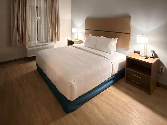 Efficiency, King Bed, Accessible, Mainstay Suites - Oklahoma City Airport 1/2
