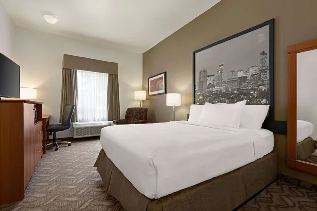 غرفة بزنس بسرير كينج، Super 8 by Wyndham Calgary Shawnessy Area 5/10