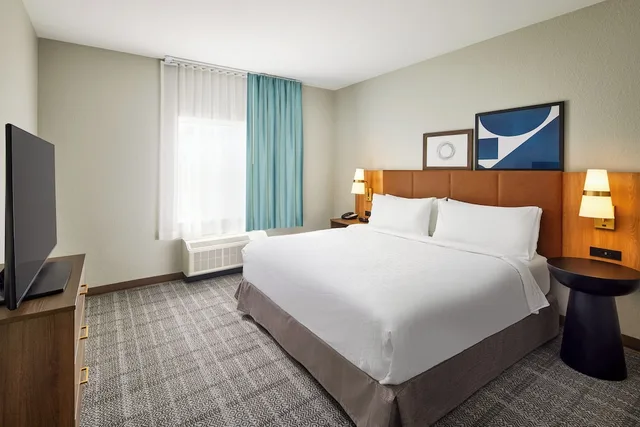 جناح بسرير كينج وسريرين كوين بغرفتي نوم مع أريكة بمطبخ لذوي الإعاقة، Staybridge Suites Auburn University Area An Ihg Hotel 2/5