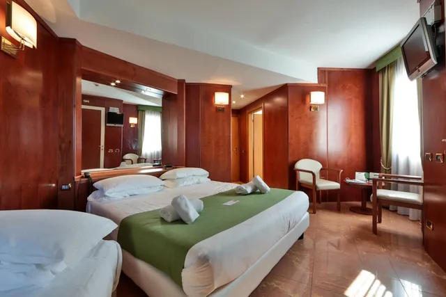 غرفة كومفورت ثلاثية بسرير كينج وسرير فردي بشرفة، Best Western Hotel Anthurium 1/3