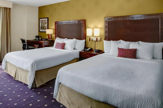 غرفة بسريرين كوين، Courtyard by Marriott Kansas City Country Club Plaza 6/6