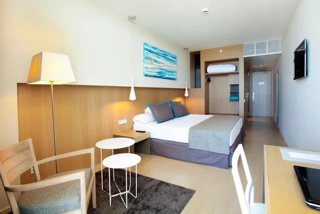 غرفة بسرير مزدوج أو سريرين منفصلين بإطلالة، Atenea Port Mataro Hotel 1/2