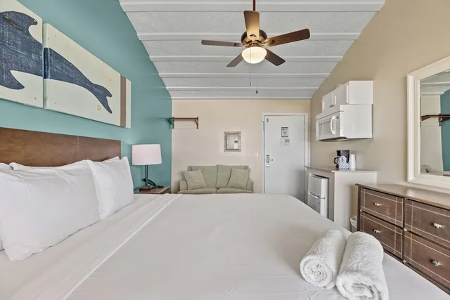 Studio, King Bed, Partial View, Ground Floor، Sandpiper Beacon Beach Resort 1/2