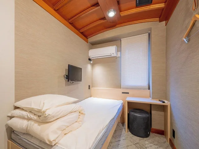سكن مشترك مفرد للرجال بحمام مشترك، Capsule inn Osaka - Caters to Men 1/5