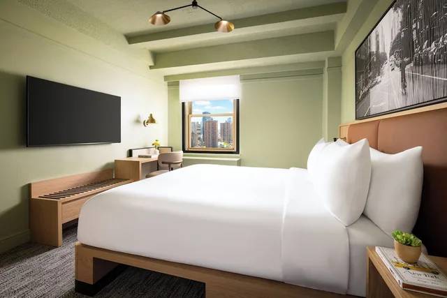 غرفة بريميوم بسرير كوين بإطلالة على المدينة لذوي الإعاقة، THE ROW NYC HOTEL 5/9