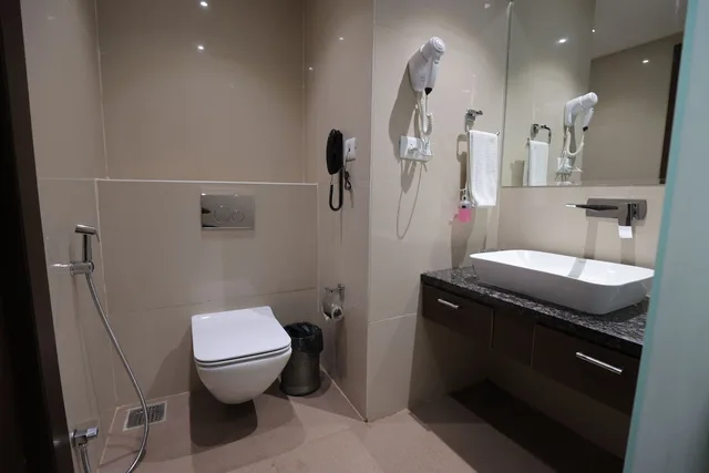 غرفة ديلوكس بسرير مزدوج، Clarion Inn Indore 5/5