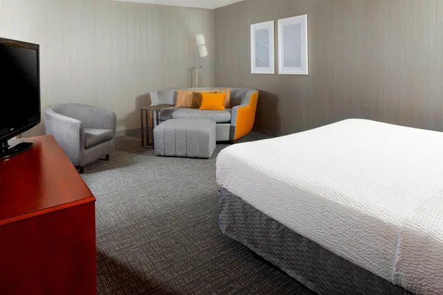غرفة بسرير كينج مع أريكة، Courtyard By Marriott Edison Woodbridge 4/10