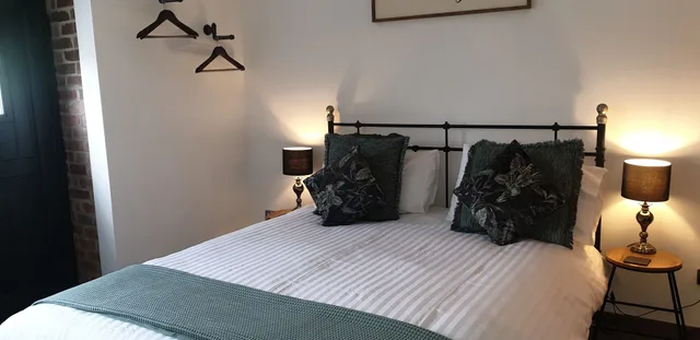 غرفة كومفورت بسرير كينج بإطلالة على الفناء، Monkton Court Hotel 1/1