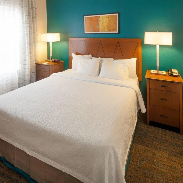 جناح ديلوكس بسرير كينج بغرفة نوم واحدة مع أريكة، Residence Inn by Marriott Plazzio East 4/8