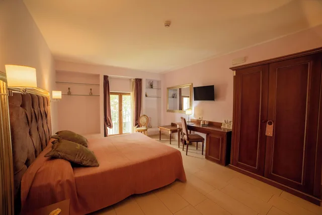 غرفة ديلوكس بسرير مزدوج بإطلالة على الحديقة بحوض جاكوزي، Hotel Parco Delle Fontane 2/3