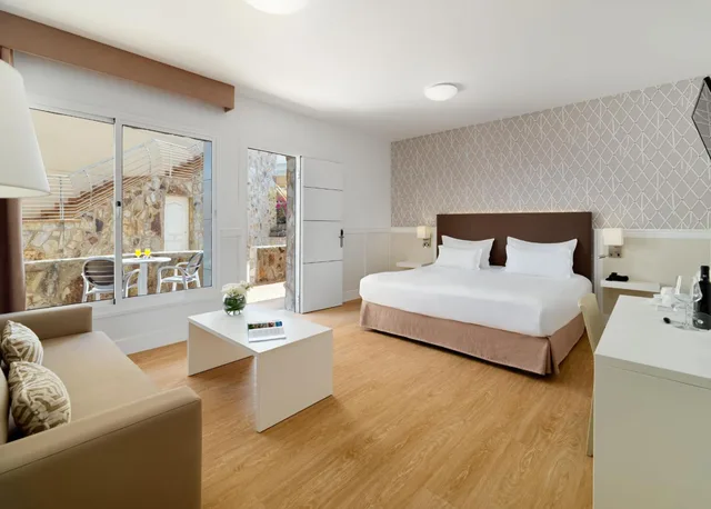 غرفة بسرير مزدوج مع أريكة، Hotel Arena Suite - Adults Only 4/8