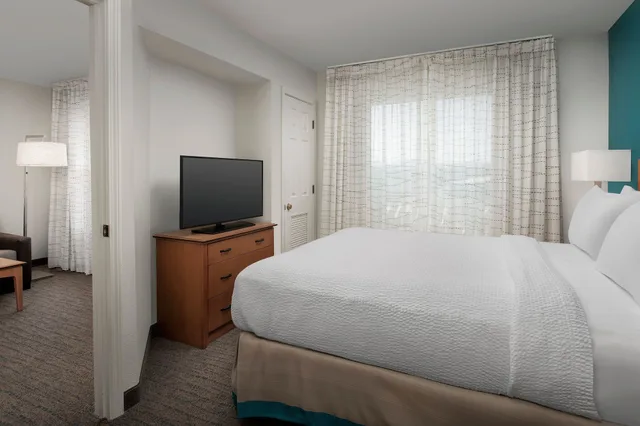 جناح بسرير كوين بغرفة نوم واحدة مع أريكة لذوي الإعاقة، Residence Inn by Marriott Chico 1/2