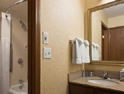 جناح بسرير كوين لذوي الإعاقة، Suburban Studios Fort Wayne, IN 3/4