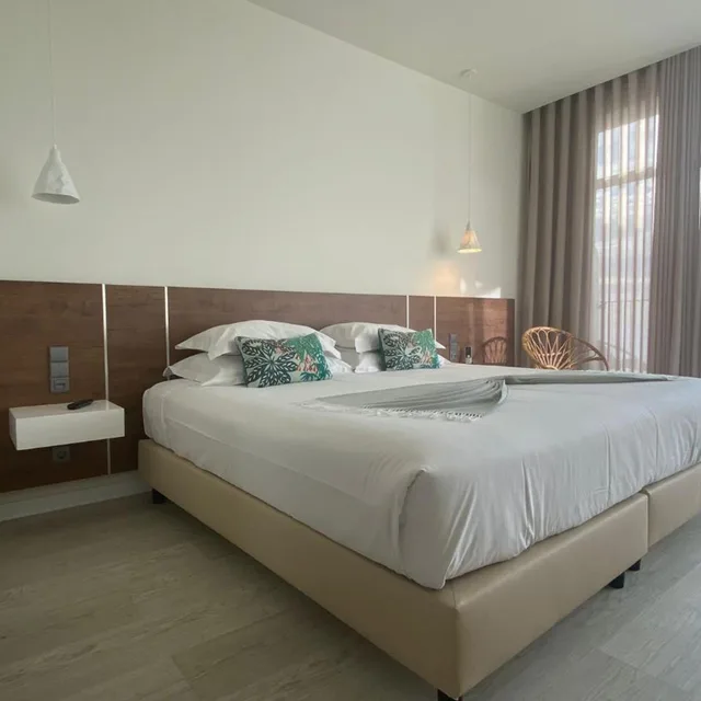 غرفة بسرير كينج بإطلالة على البحر في طابق مرتفع، Porto Covo Praia Hotel & SPA 1/6