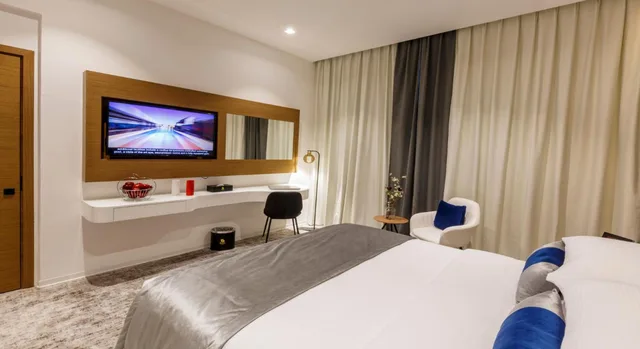 Connecting, Executive, Rose Executive Hotel DWTC 4/10