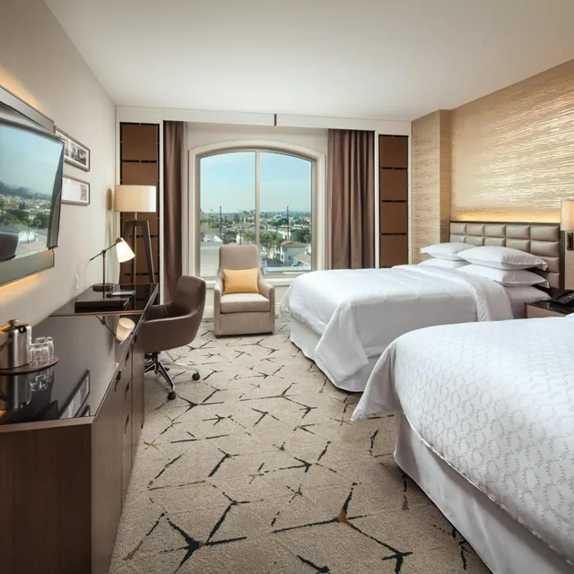 غرفة بسريرين كوين مع دخول صالة النادي في الطابق العلوي، SHERATON LOS ANGELES SAN GABRIEL 1/2