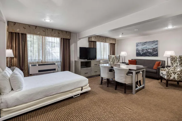 Suite, Murphy Bed, 2 Queen Beds, Sofa, Bathtub, Accessible، Best Western Alpenglo Lodge 4/10