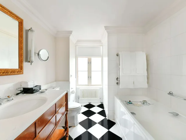 1 Bedroom, Suite, Partial River View, The Savoy Hotel 9/9