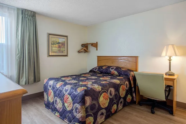 غرفة قياسية بسرير كوين، Rodeway Inn Asheville NC 4/5