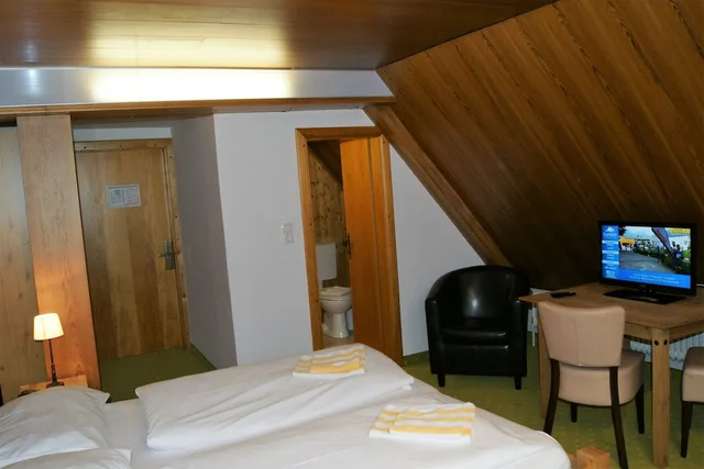 Room, Queen Bed, Mountain View, Hotel Lindenhof 2/5
