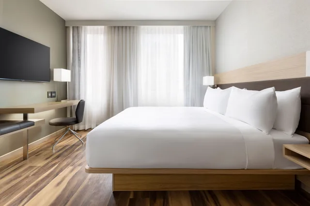 غرفة بسرير كينج بإطلالة على المدينة لذوي الإعاقة، AC Hotel by Marriott Honolulu 7/10