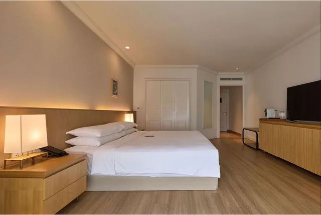 Deluxe, King Bed, Side Pool View، Grand Josun Jeju 3/10