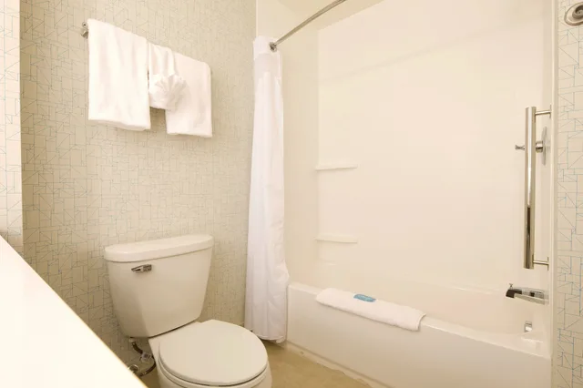 جناح بسريرين كوين بغرفة نوم واحدة بحوض استحمام، Holiday Inn Express Suites Monroe 3/3