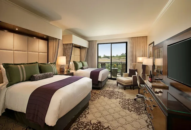 غرفة سيغنتشر بسريرين كوين بإطلالة على المسبح، Grand Reserve at The Meritage 1/2