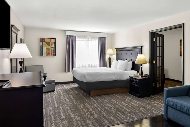 جناح بسرير كينج بغرفتين مع أريكة يُسمح فيها بالحيوانات الأليفة، Best Western Saluki Inn 2/3