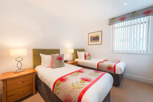 2 Bedrooms, Classic, Apartment, Double and Twin Beds, Partial View, 2 Bathrooms، Highland Apartments By Mansley 1/8