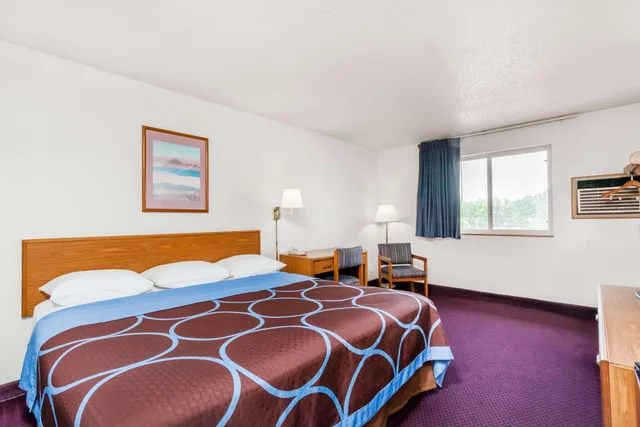 غرفة بسرير كينج، Super 8 by Wyndham Sidney NY 2/3
