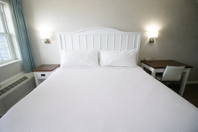 Petite, King Bed, Beach View, Balcony، The Baywatch Resort 4/8
