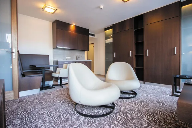 شقة بسرير كينج وسريرين منفصلين بغرفة نوم واحدة، Golden Tulip West Ende 3/10
