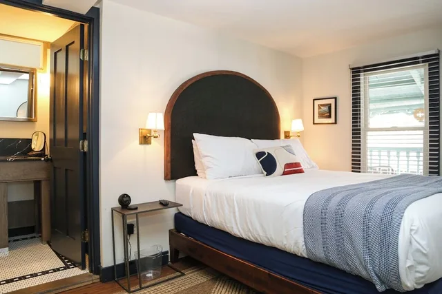 Deluxe, Queen Bed, Hotel Ginger 3/10