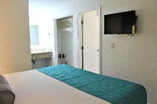 Room, Howard Johnson Suites by Wyndham San Diego Chula Vista/BayFt 2/4