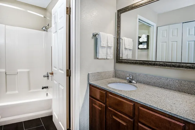 جناح بسرير كوين بغرفة نوم واحدة بمطبخ لذوي الإعاقة، Staybridge Suites Austin Round Rock 1/2