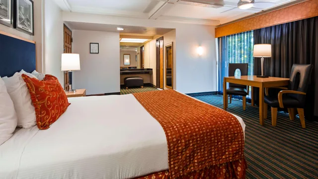 غرفة بسرير كينج بإطلالة، Best Western Pine Tree Motel 1/9