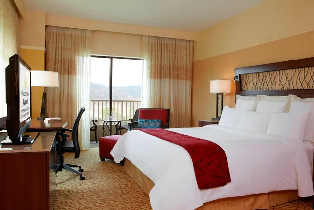 Room, King Bed, Balcony, Marriott Meadowview Conference Resort Convention Center 8/10