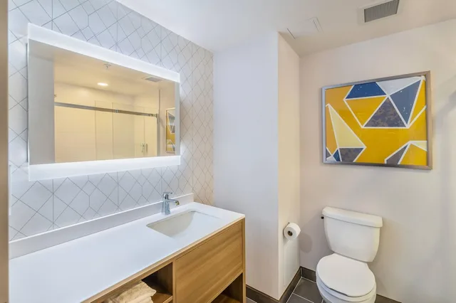 غرفة بسرير كينج، Comfort Inn and Suites Bradford 2/3