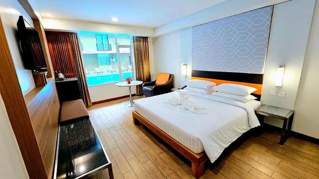 غرفة ديلوكس بسرير كينج بإطلالة على المسبح، DYNASTY GRANDE HOTEL 1/1