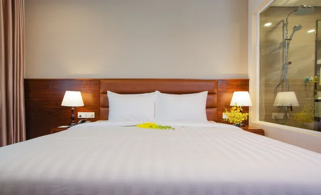 Superior, Queen Bed, Orchids Hotel Saigon 5/10