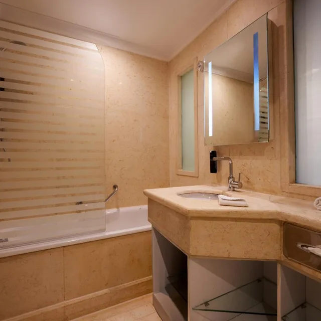 Room, Twin Beds, City View, Steigenberger Resort Achti 3/3