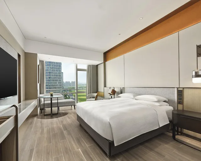 Regency, Suite, King Bed, Pool View, Terrace، Hyatt Regency Shanghai Songjiang 2/7