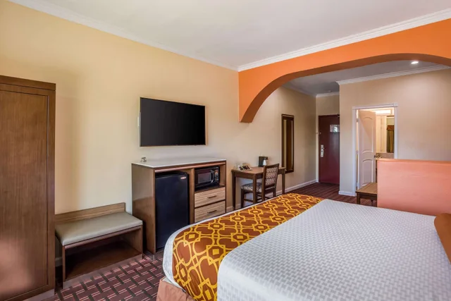 غرفة بسرير كوين، Rodeway Inn and Suites Pasadena 5/7